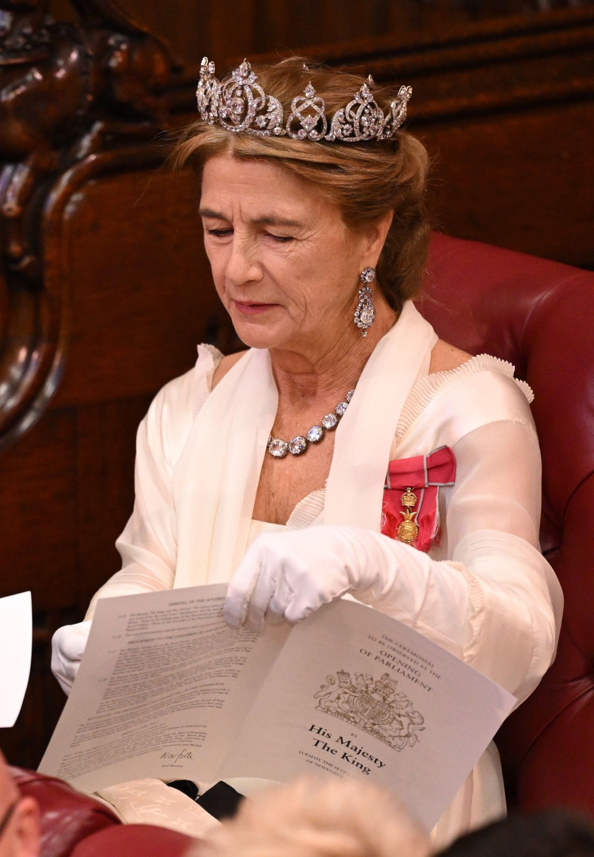 La Principessa Antonia, Duchessa di Wellington aspetta l'inizio della Cerimonia di Apertura del Parlamento nella Camera dei Lords al Palazzo di Westminster a Londra il 7 novembre 2023 (Leon Neal/PA Images/Alamy)