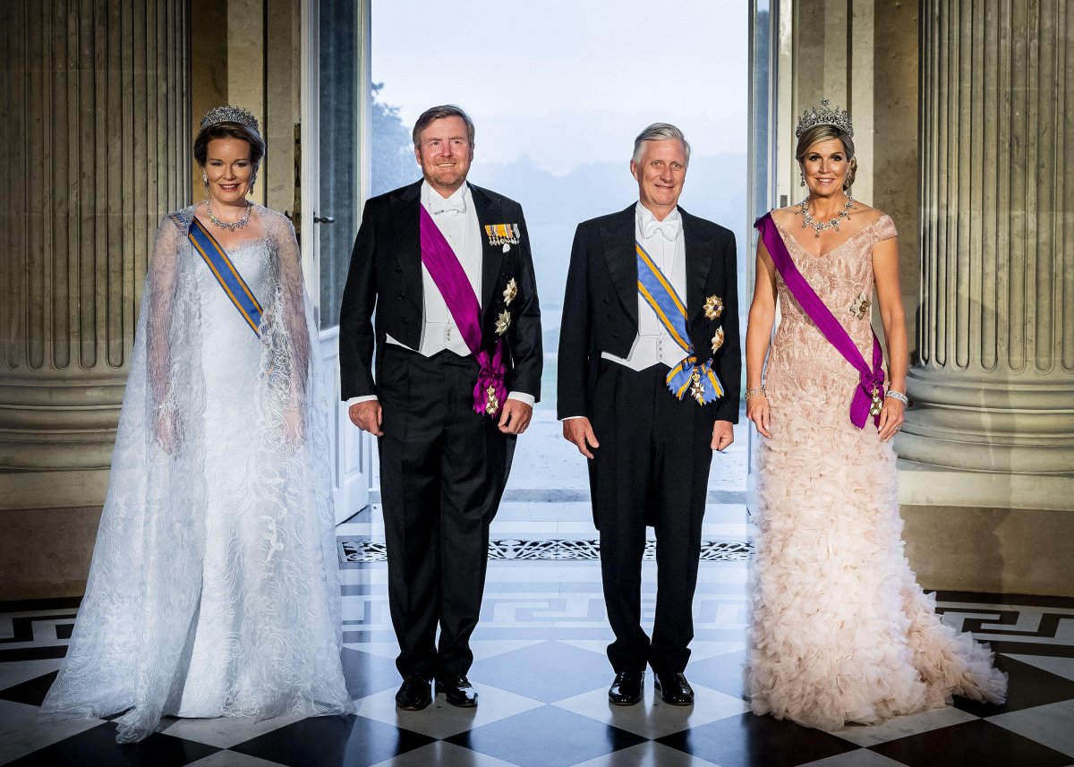 Il Re Willem-Alexander e la Regina Maxima dei Paesi Bassi con il Re Philippe e la Regina Mathilde dei Belgi, posano per una foto prima del banchetto di stato al Palazzo di Laeken, il primo giorno della visita di stato dei Paesi Bassi in Belgio, 20 giugno 2023 (REMKO DE WAAL/ANP/Alamy)