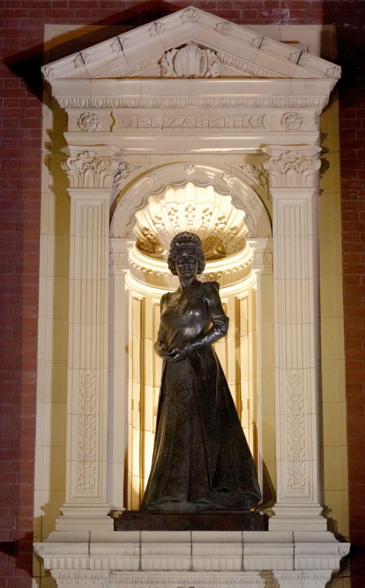 Una statua della Regina Elisabetta II dopo la sua inaugurazione da parte del Re Carlo III al Royal Albert Hall di Londra l'11 novembre 2023 (Maja Smieskowska/PA Images/Alamy)