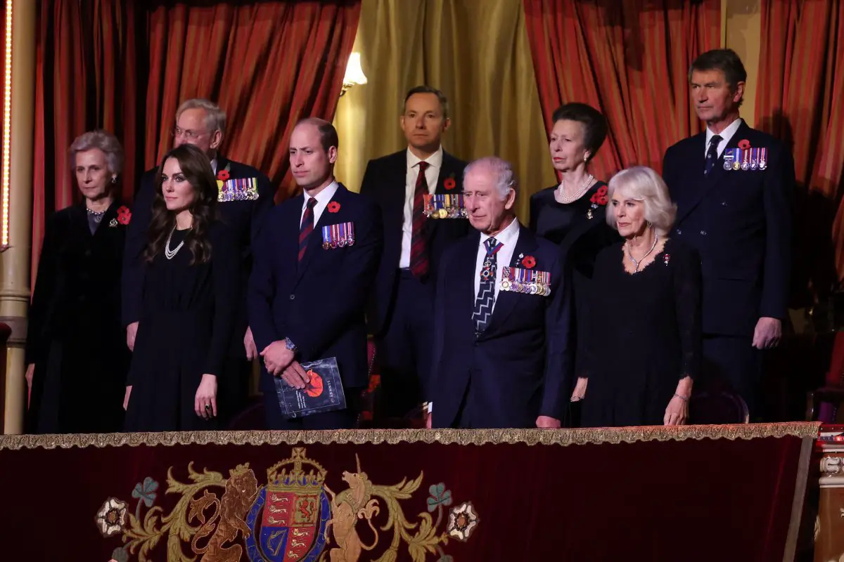 Il Re e la Regina, insieme al Principe e alla Principessa di Galles, alla Principessa Reale e Sir Timothy Laurence, e al Duca e alla Duchessa di Gloucester, partecipano al Festival della Rimembranza al Royal Albert Hall di Londra l'11 novembre 2023 (Chris Jackson/PA Images/Alamy)