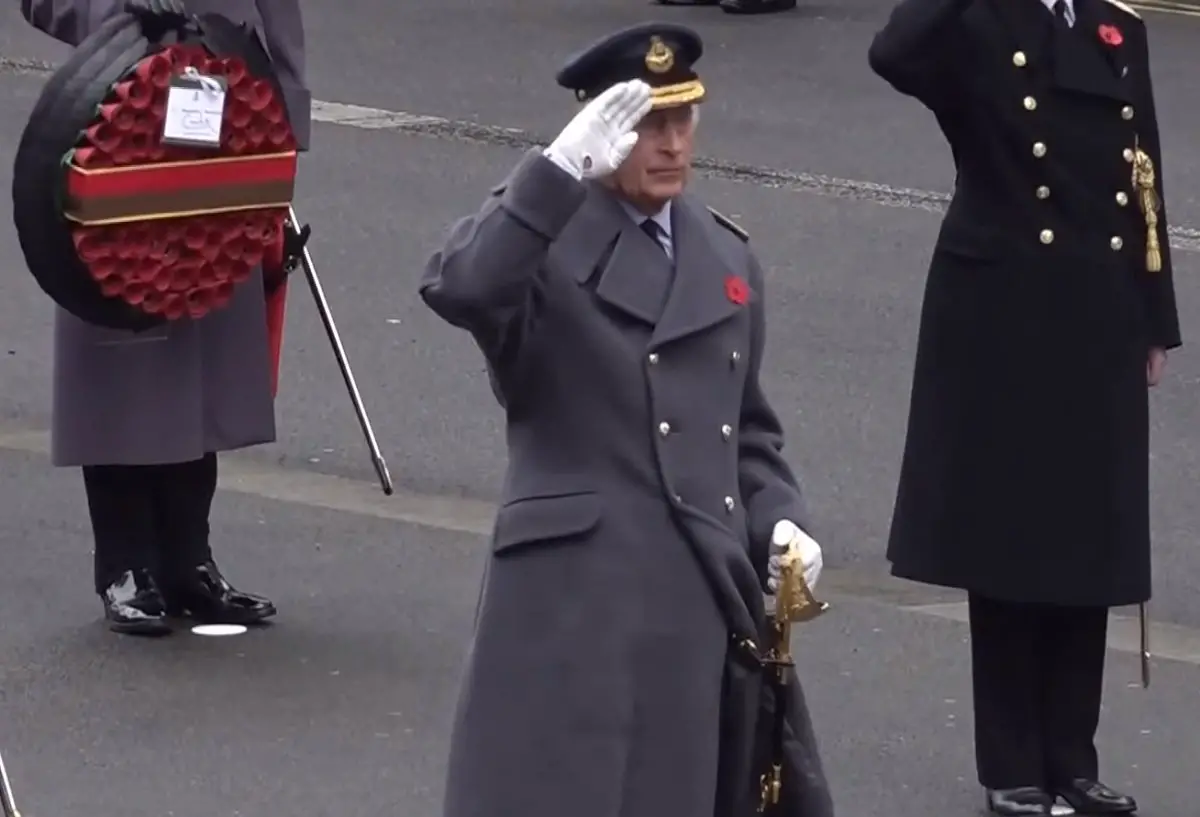 Il Re Carlo III guida le celebrazioni al Cenotafio di Londra il 12 novembre 2023 (screencapture)