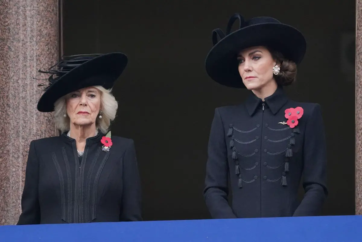 La Regina e la Principessa di Galles partecipano al servizio della Domenica della Memoria da un balcone al Ministero degli Esteri a Londra il 12 novembre 2023 (Jonathan Brady/PA Images/Alamy)