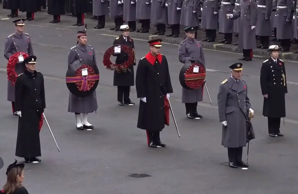 Il Re Carlo III, il Principe di Galles, la Principessa Reale e il Duca di Edimburgo partecipano al servizio della Domenica della Memoria al Cenotafio a Londra il 12 novembre 2023 (screencapture)