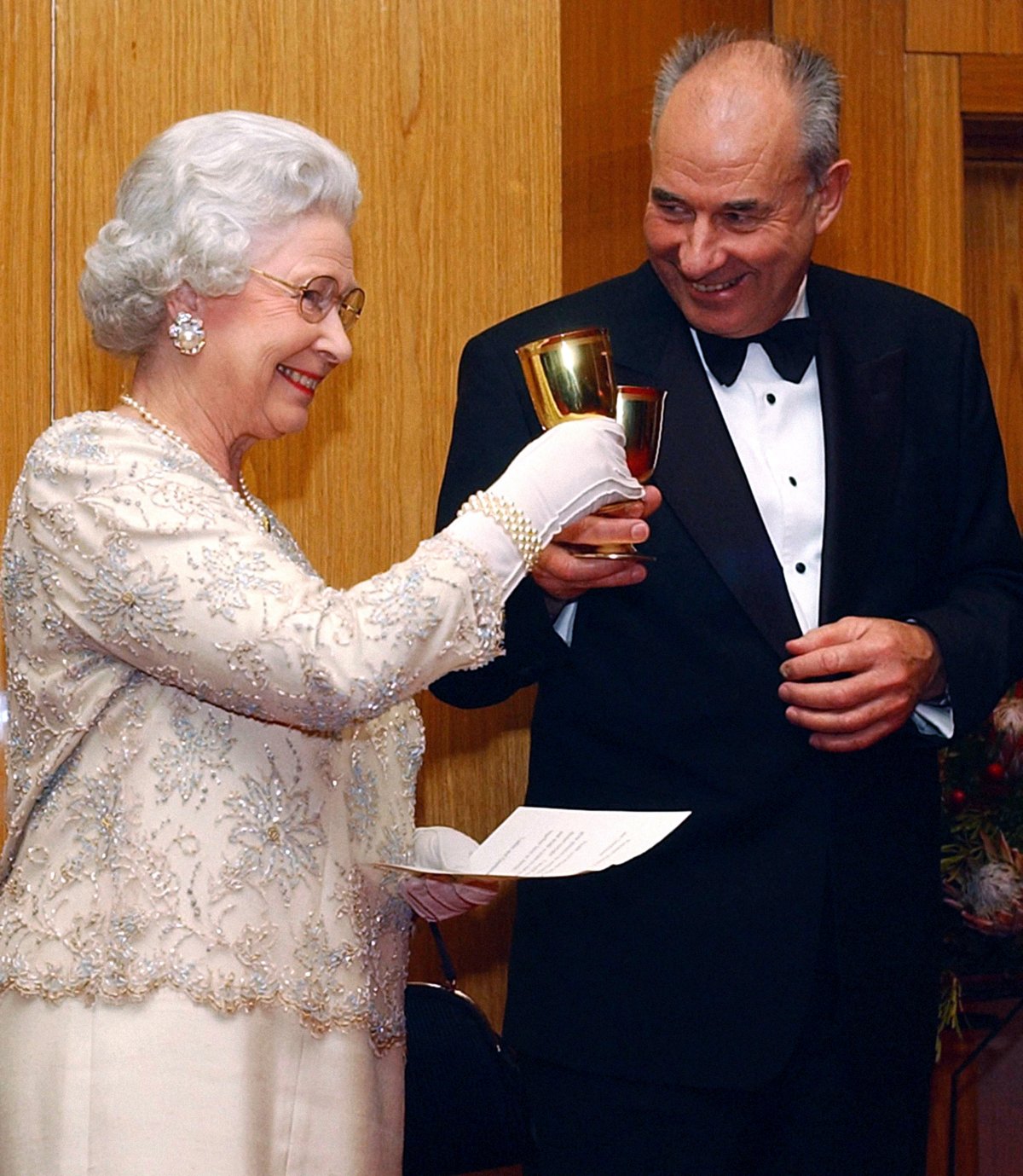 La Regina Elisabetta II brinda con Don McKinnon, Segretario Generale del Commonwealth, durante il pranzo tenuto nel corso del Commonwealth Heads of Government Meeting ad Abuja, Nigeria, il 5 dicembre 2003 (Kirsty Wigglesworth/PA Images/Alamy)