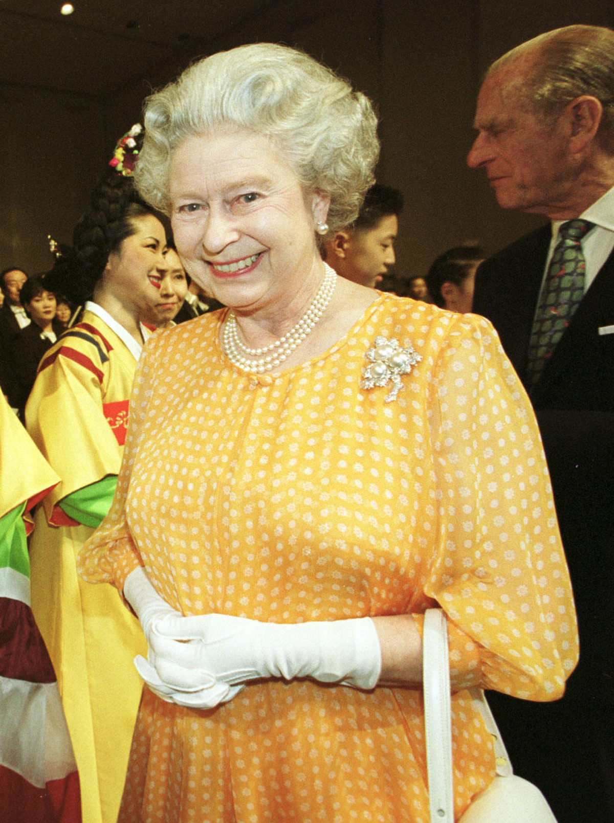 La Regina Elisabetta II e il Principe Filippo partecipano a un concerto speciale per celebrare il 73° compleanno del monarca a Seoul, Corea del Sud, il 21 aprile 1999 (Fiona Hanson/PA Images/Alamy)