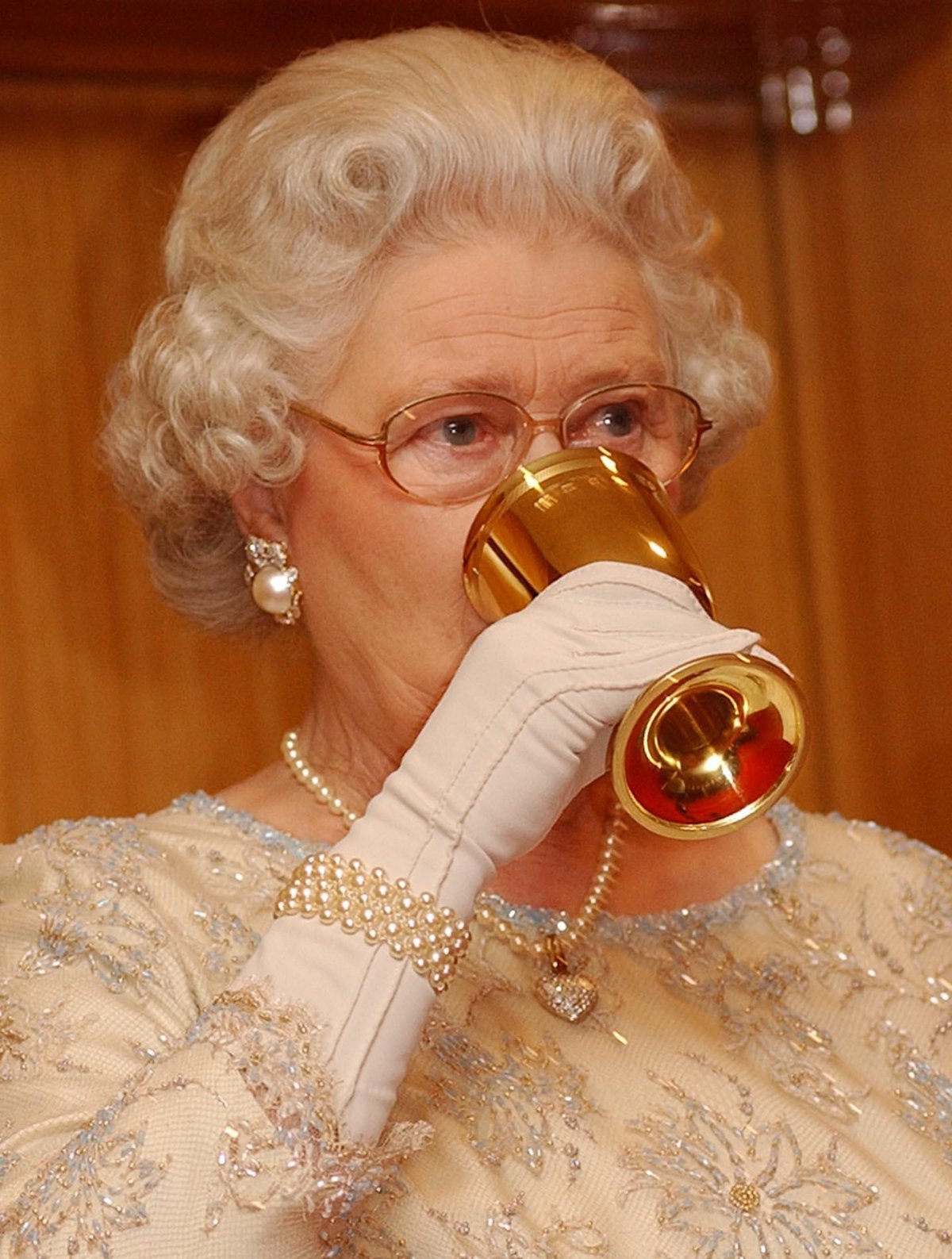 La Regina Elisabetta II brinda durante una cena tenuta in occasione del Commonwealth Heads of Government Meeting ad Abuja, Nigeria, il 5 dicembre 2003 (Kirsty Wigglesworth/PA Images/Alamy)