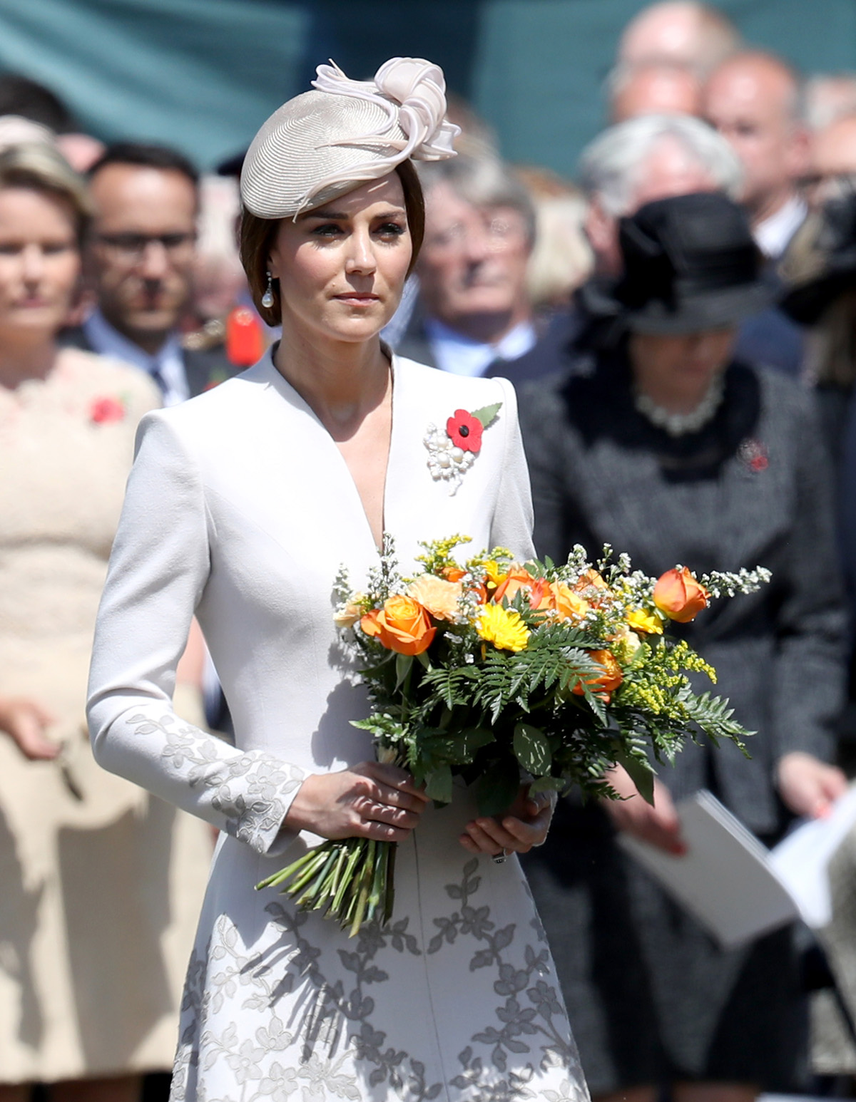 La Duchessa di Cambridge tiene un mazzo di fiori durante una cerimonia per commemorare il centenario di Passchendaele presso il cimitero Tyne Cot della Commonwealth War Graves Commission a Ypres, Belgio, il 31 luglio 2017 (Chris Jackson/Getty Images)