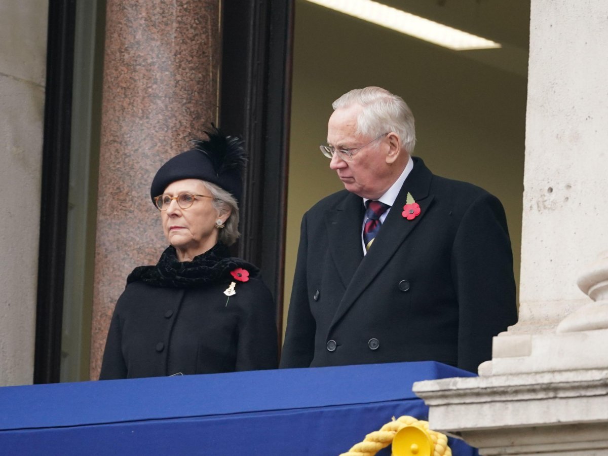 Il Duca e la Duchessa di Gloucester partecipano al servizio della Domenica della Memoria da un balcone al Ministero degli Esteri a Londra il 12 novembre 2023 (Yui Mok/PA Images/Alamy)