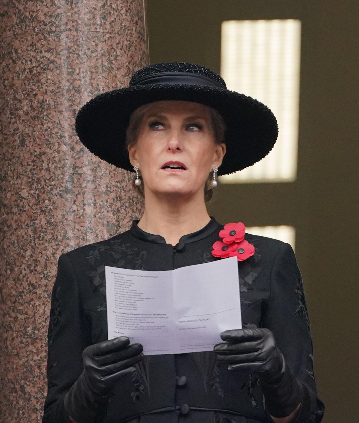 La Duchessa di Edimburgo partecipa al servizio della Domenica della Memoria da un balcone al Ministero degli Esteri a Londra il 12 novembre 2023 (Jonathan Brady/PA Images/Alamy)