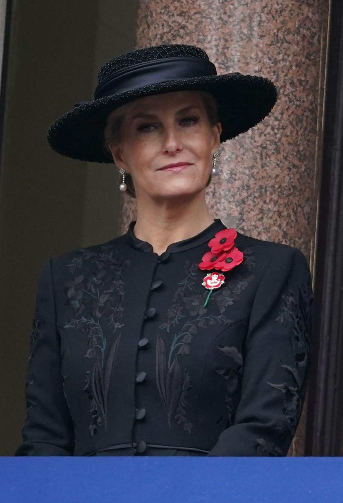 La Duchessa di Edimburgo partecipa al servizio della Domenica della Memoria da un balcone al Ministero degli Esteri a Londra il 12 novembre 2023 (Yui Mok/PA Images/Alamy)