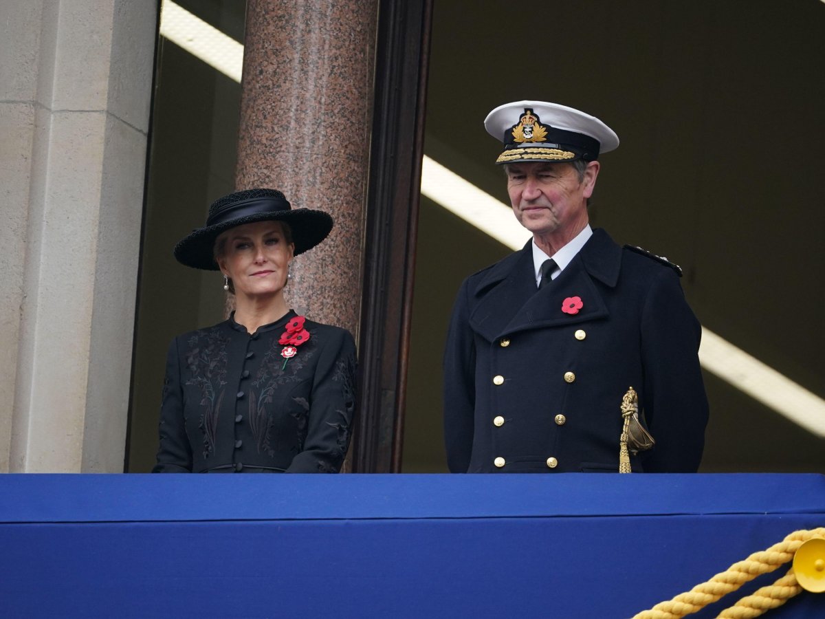 La Duchessa di Edimburgo e Sir Timothy Laurence partecipano al servizio della Domenica della Memoria da un balcone al Ministero degli Esteri a Londra il 12 novembre 2023 (Yui Mok/PA Images/Alamy)