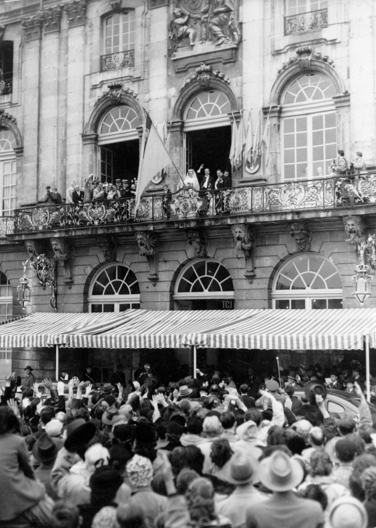 L'arciudca Otto e l'arciudchessa Regina appaiono sul balcone dopo le loro nozze