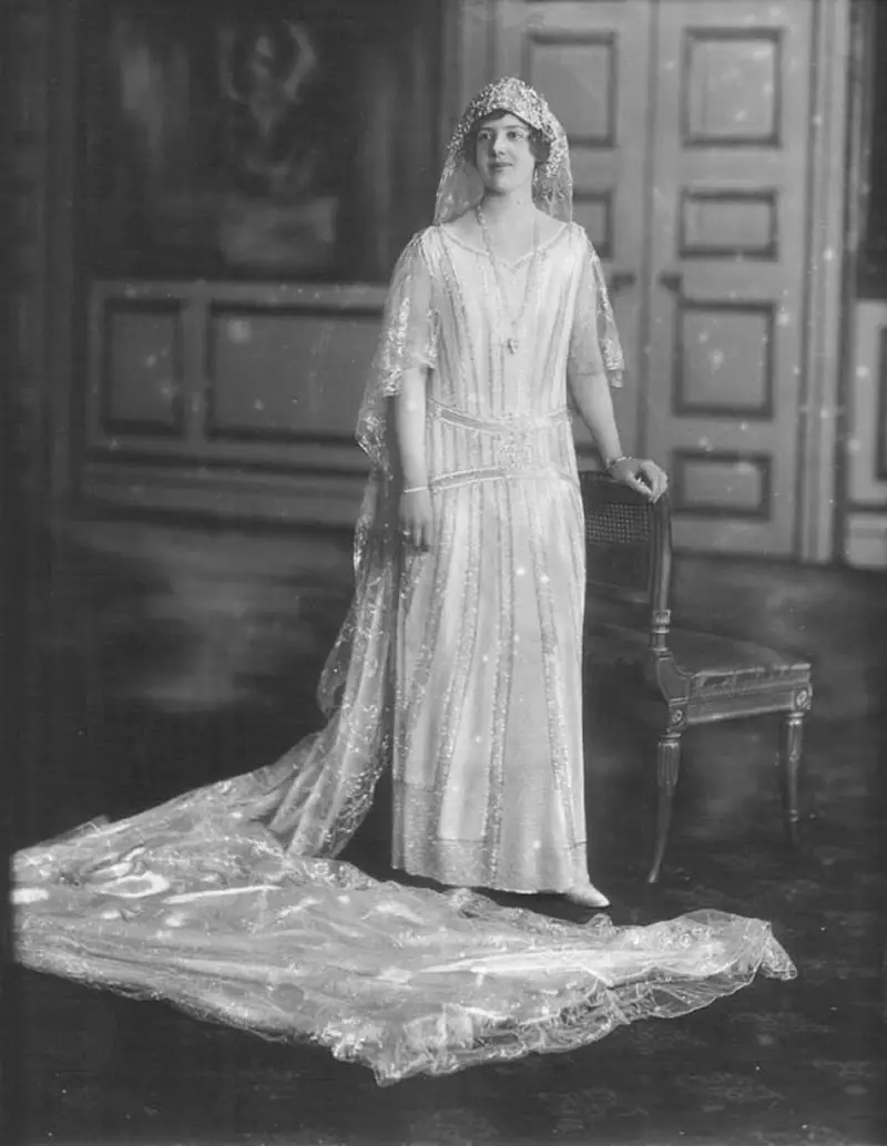 La Principessa Maud posa per un ritratto ufficiale da sposa a St. James's Palace a Londra il 12 novembre 1923 (Lafayette/V&A Museum)