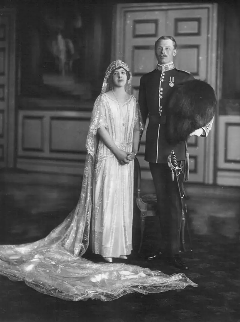 La Principessa Maud e Lord Carnegie posano per un ritratto ufficiale di matrimonio a St. James's Palace a Londra il 12 novembre 1923 (Lafayette/V&A Museum)