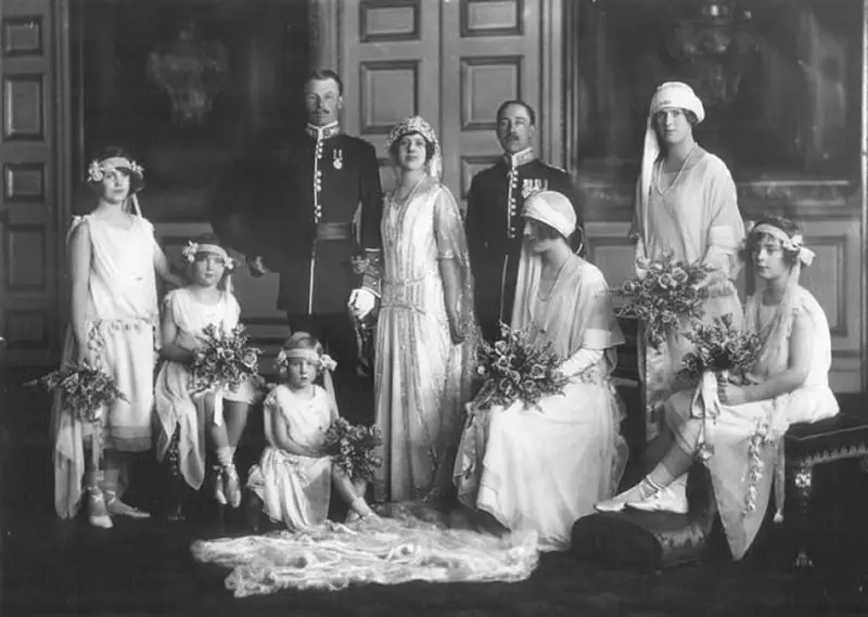 La Principessa Maud e Lord Carnegie, con il loro gruppo nuziale, posano per un ritratto ufficiale di matrimonio a St. James's Palace a Londra il 12 novembre 1923 (Lafayette/V&A Museum)