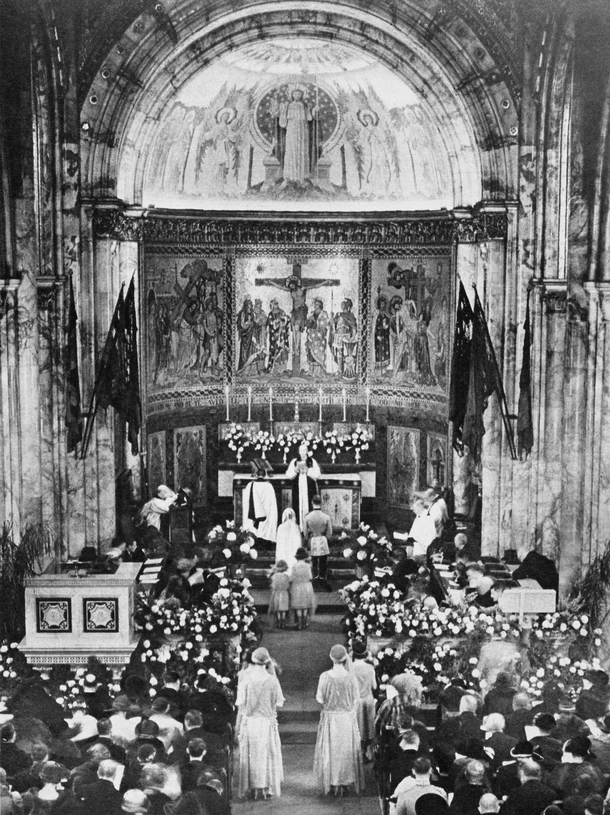 La Principessa Maud sposa Lord Carnegie presso la Cappella dei Guards, Wellington Barracks a Londra il 12 novembre 1923 (Chronicle/Alamy)