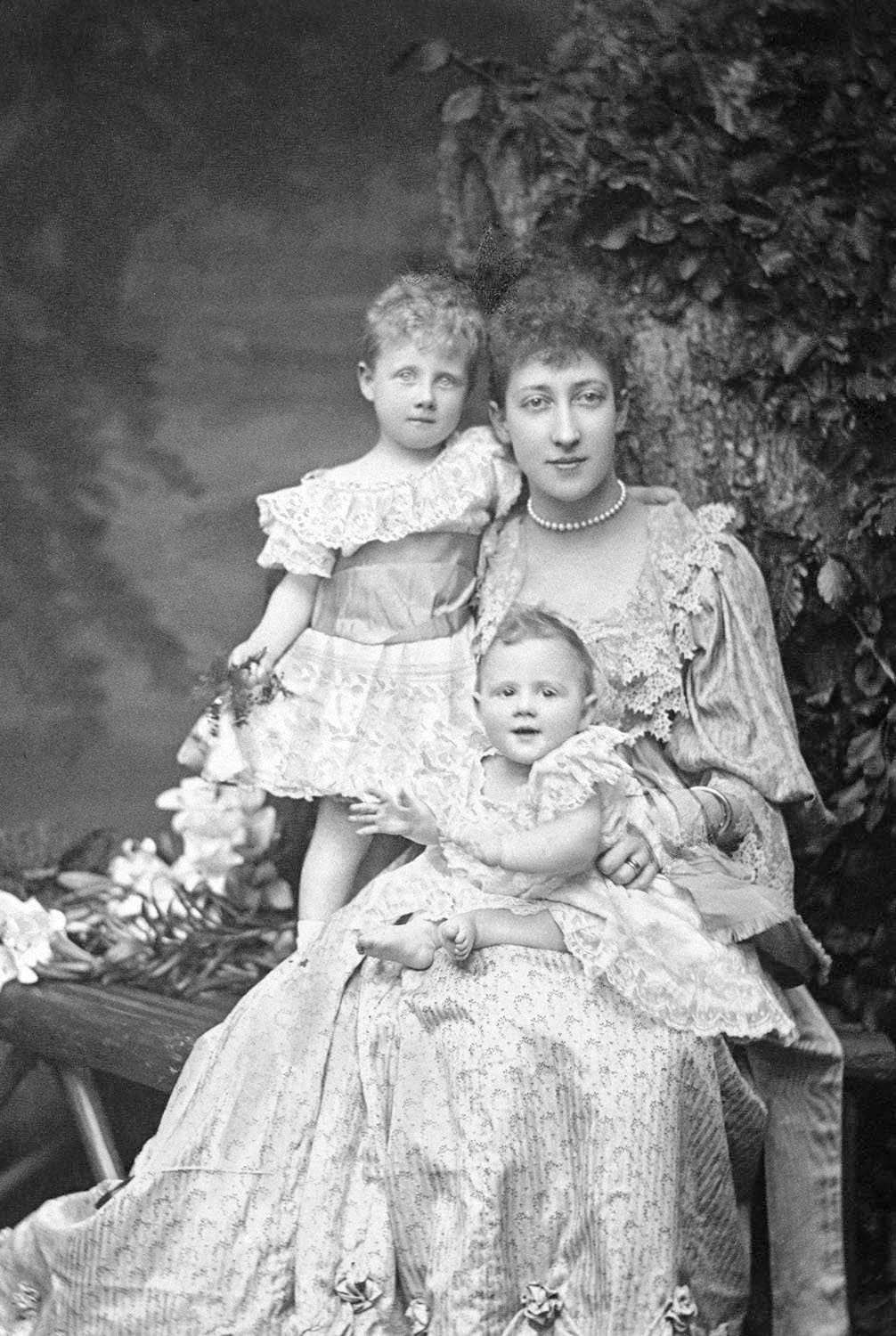 La Principessa Louise, Duchessa di Fife, posa con le sue figlie, Alexandra e Maud, in un ritratto fotografico scattato da Alice Hughes, circa 1894 (Royal Collection Trust)