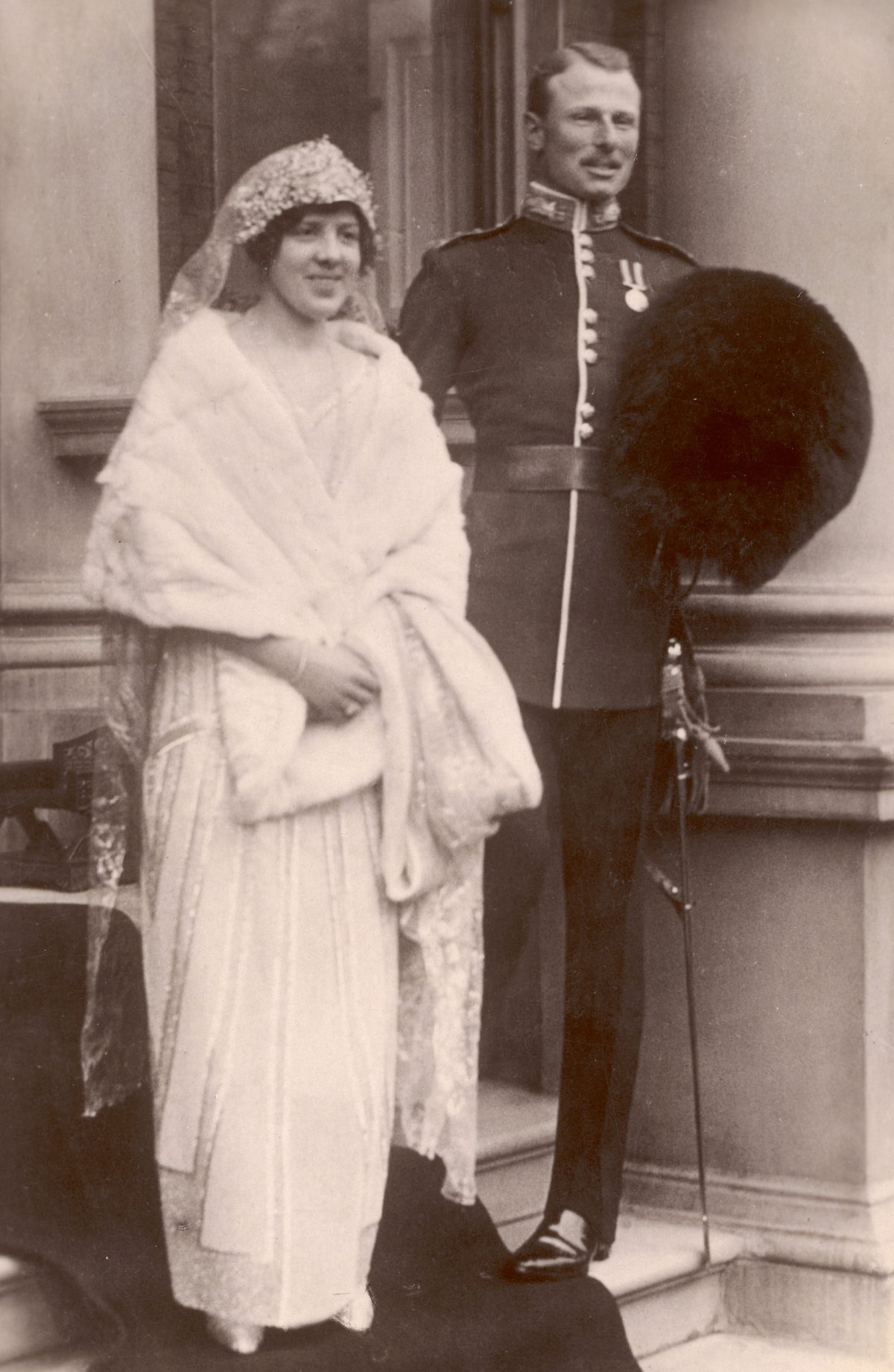 La Principessa Maud e Lord Carnegie vengono ritratti nel giorno delle nozze fuori dalla casa di sua madre in Portman Square a Londra il 12 novembre 1923 (Chronicle/Alamy)