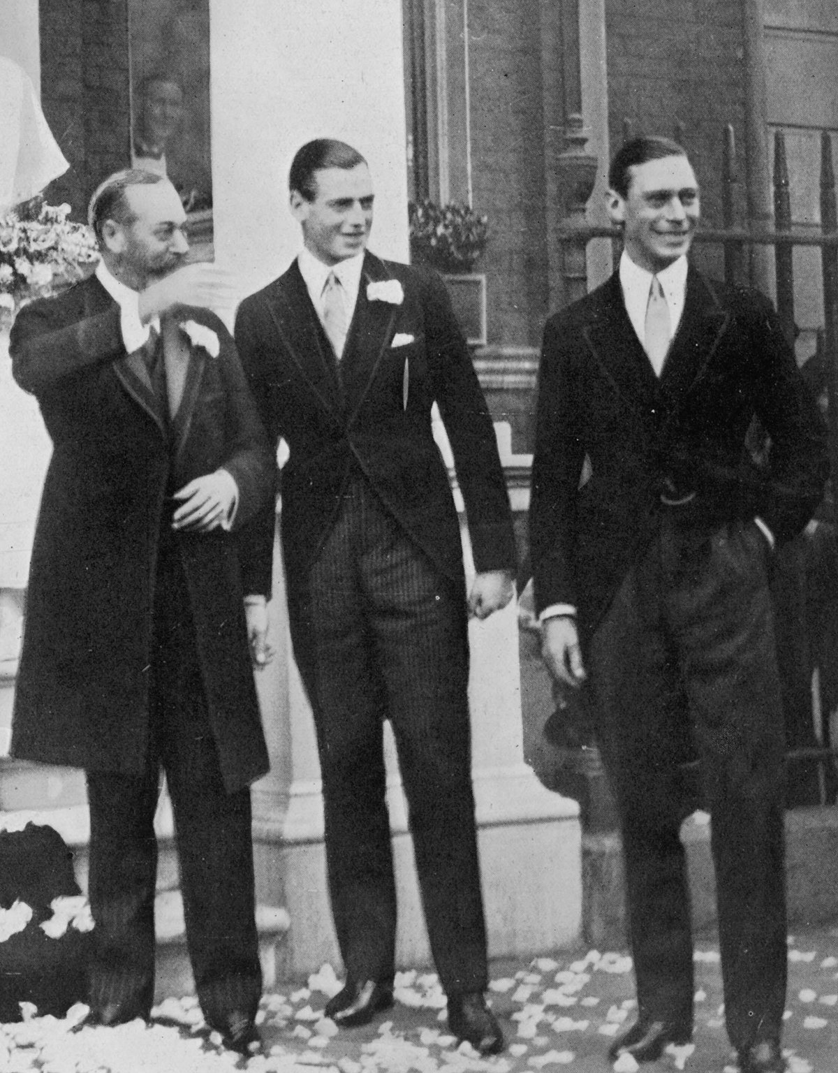 Membri della famiglia reale britannica vedono la neo-sposata Principessa Maud e Lord Carnegie all'abitazione della Principessa Reale in Portman Square a Londra il 12 novembre 1923 (Chronicle/Alamy)