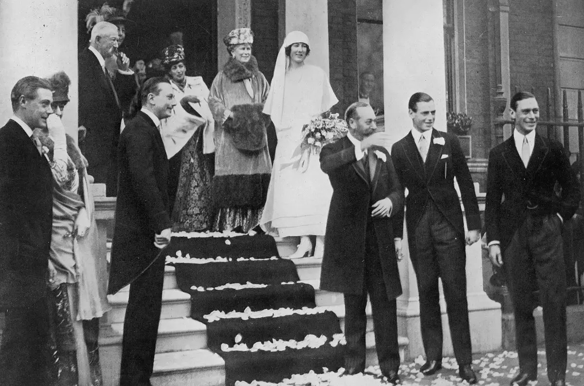 Membri della famiglia reale britannica vedono la neo-sposata Principessa Maud e Lord Carnegie all'abitazione della Principessa Reale in Portman Square a Londra il 12 novembre 1923 (Chronicle/Alamy)