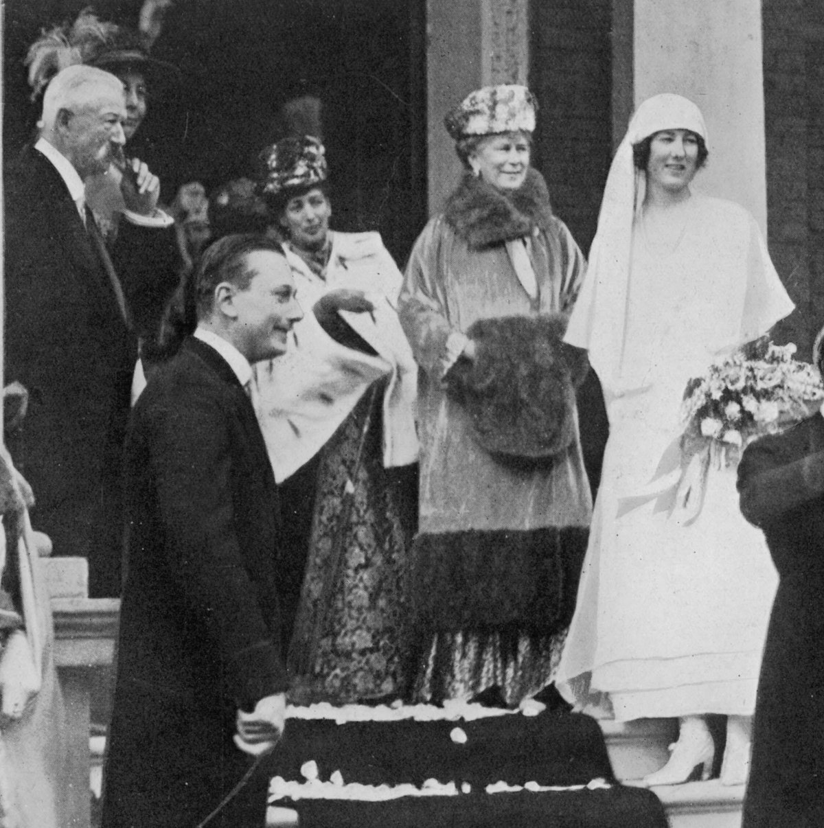 Membri della famiglia reale britannica vedono la neo-sposata Principessa Maud e Lord Carnegie all'abitazione della Principessa Reale in Portman Square a Londra il 12 novembre 1923 (Chronicle/Alamy)