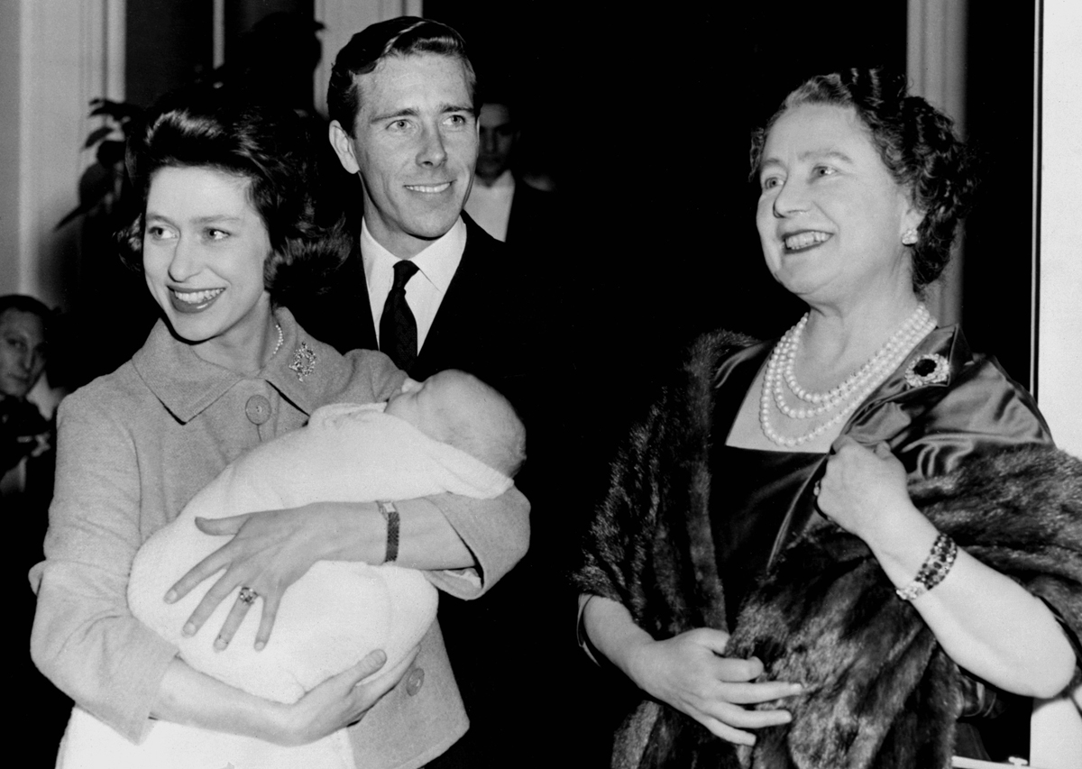 La Regina Madre posato con la Principessa Margaret, Lord Snowdon e il loro neonato, Lord Linley, a Clarence House il 1 dicembre 1961 (AFP/Getty Images)