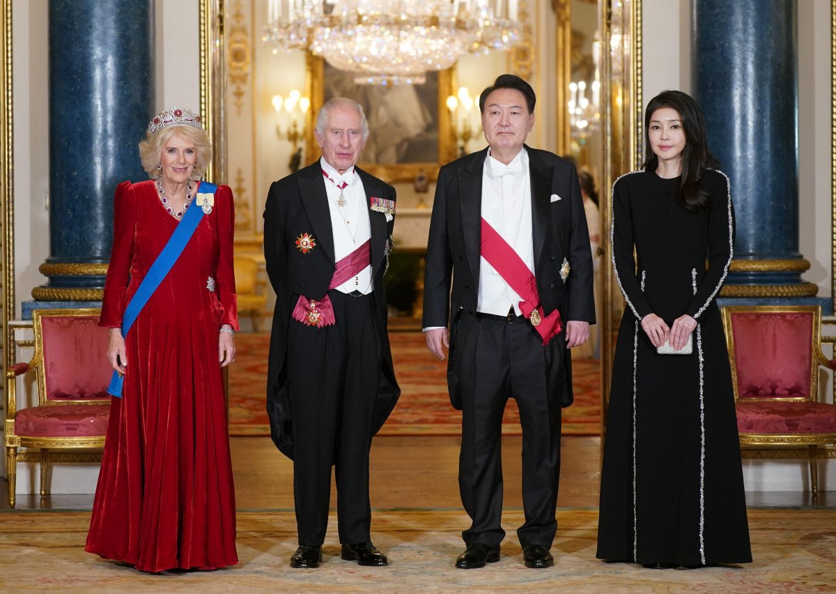 Il Re e la Regina, con il Presidente e la First Lady della Corea del Sud, partecipano a un banchetto di stato a Buckingham Palace a Londra il 21 novembre 2023 (Yui Mok/PA Images/Alamy)