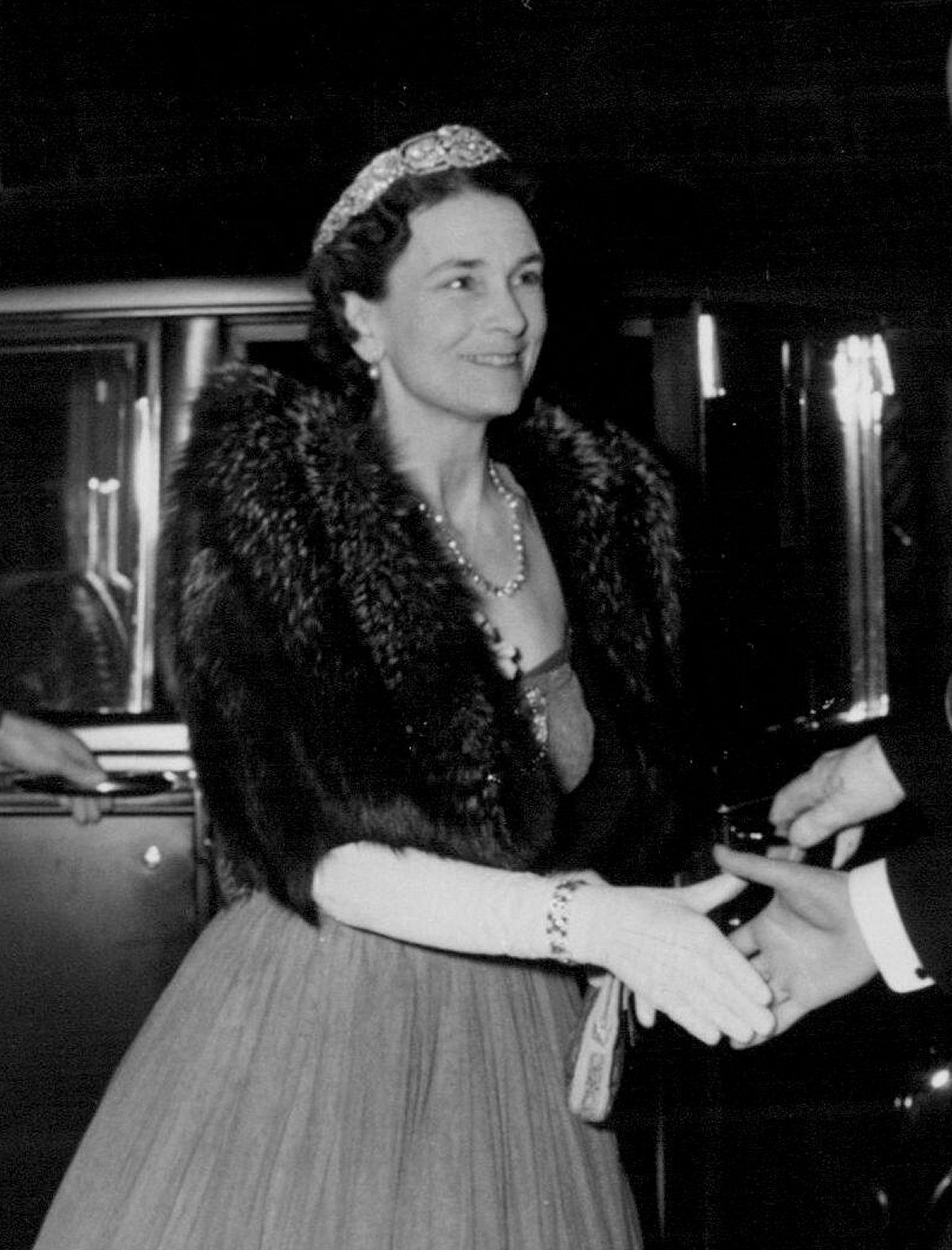 La Principessa Alice, Duchessa di Gloucester partecipa al Ballo di Compleanno di Queen Charlotte a Grosvenor House di Londra il 13 maggio 1953 (Evening Standard Picture/SuperStock/Alamy)