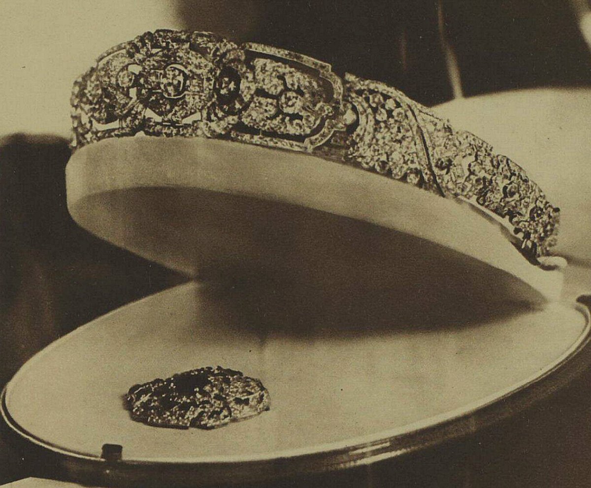 Una tiara bandeau e una spilla, regali del Duca di Gloucester alla sua sposa, Lady Alice Montagu Douglas Scott, esposti a Buckingham Palace, novembre 1935 (Illustrated London News)