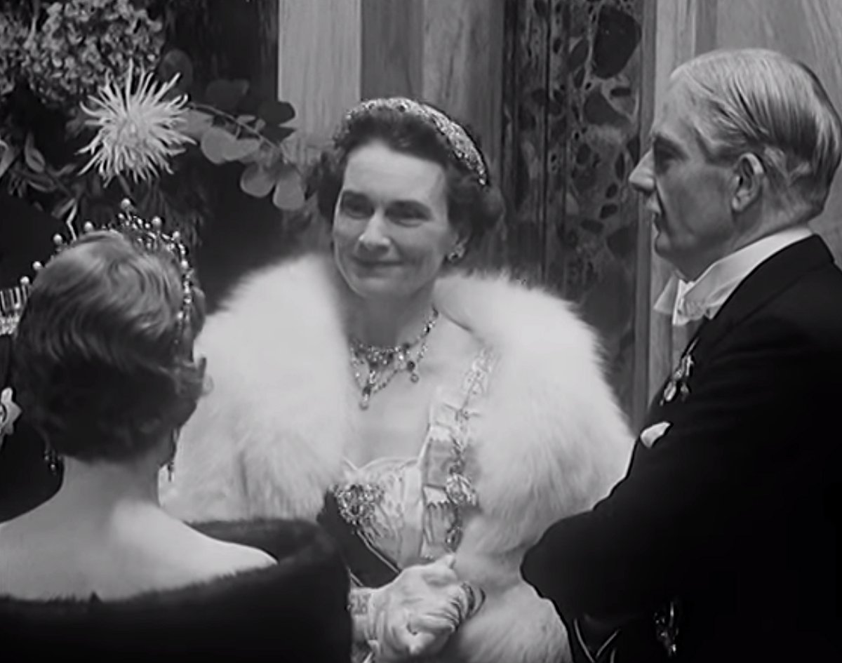 La Principessa Alice, Duchessa di Gloucester partecipa a una performance di gala al Royal Opera House, Covent Garden durante la visita di stato portoghese a Londra, 1955 (British Pathe)