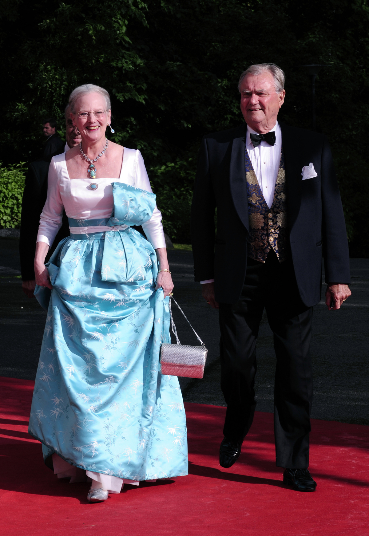 La Regina Margrethe II e il Principe Henrik di Danimarca arrivano per una cena di gala alla vigilia del matrimonio della Principessa ereditaria Victoria e del Principe Daniel di Svezia a Stoccolma il 18 giugno 2010 (ATTILA KISBENEDEK/AFP/Getty Images)