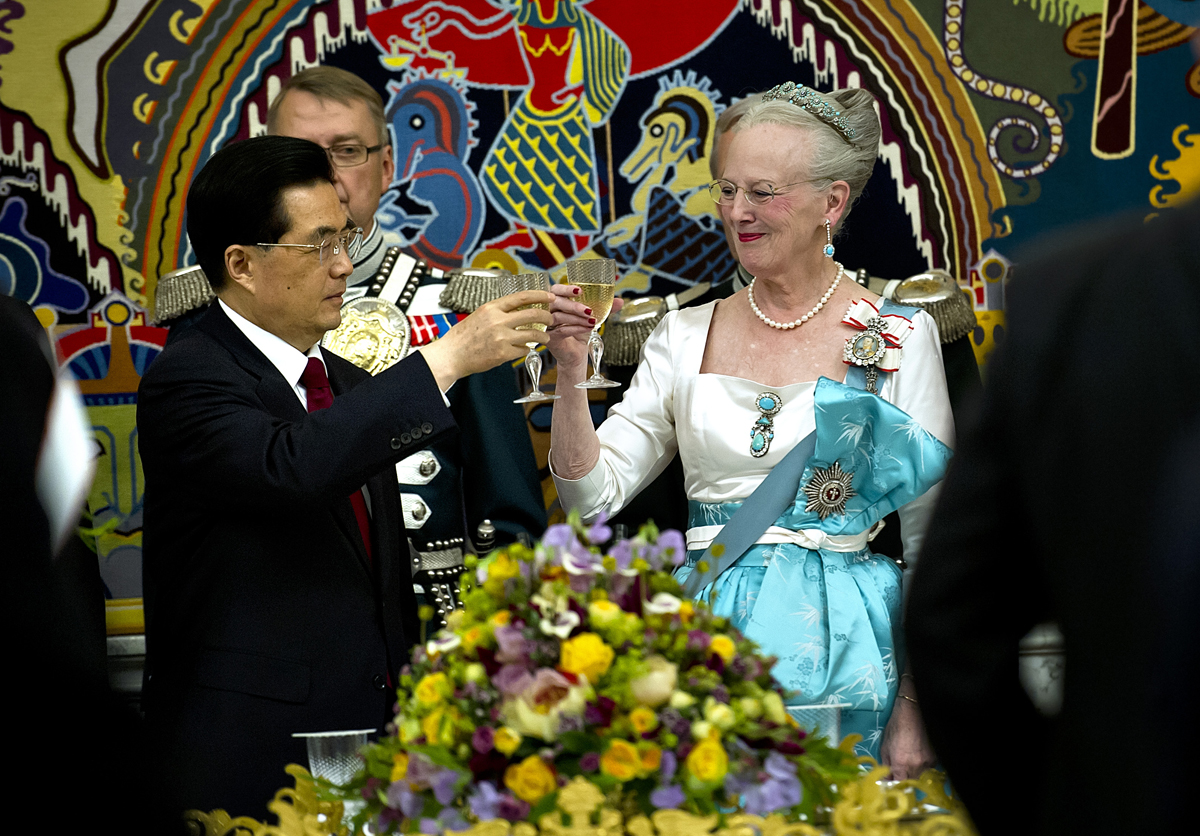 Il Presidente Hu Jintao della Cina e la Regina Margrethe II di Danimarca brindano durante un banchetto di stato al Palazzo di Christiansborg a Copenaghen il 15 giugno 2012 (KELD NAVNTOFT/AFP/Getty Images)