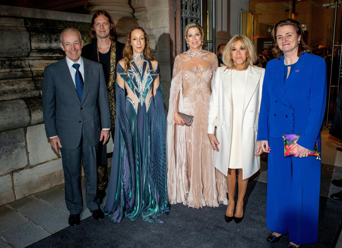 La regina Massima dei Paesi Bassi, con Johannes Huth, Salvador Breed, Iris van Herpen, Brigitte Macron e Karien van Gennip, inaugura una nuova mostra, 'Iris van Herpen: Sculpting the Senses,' al Museo delle Arti Decorative di Parigi il 28 novembre 2023 (Albert Nieboer/DPA Picture Alliance/Alamy)