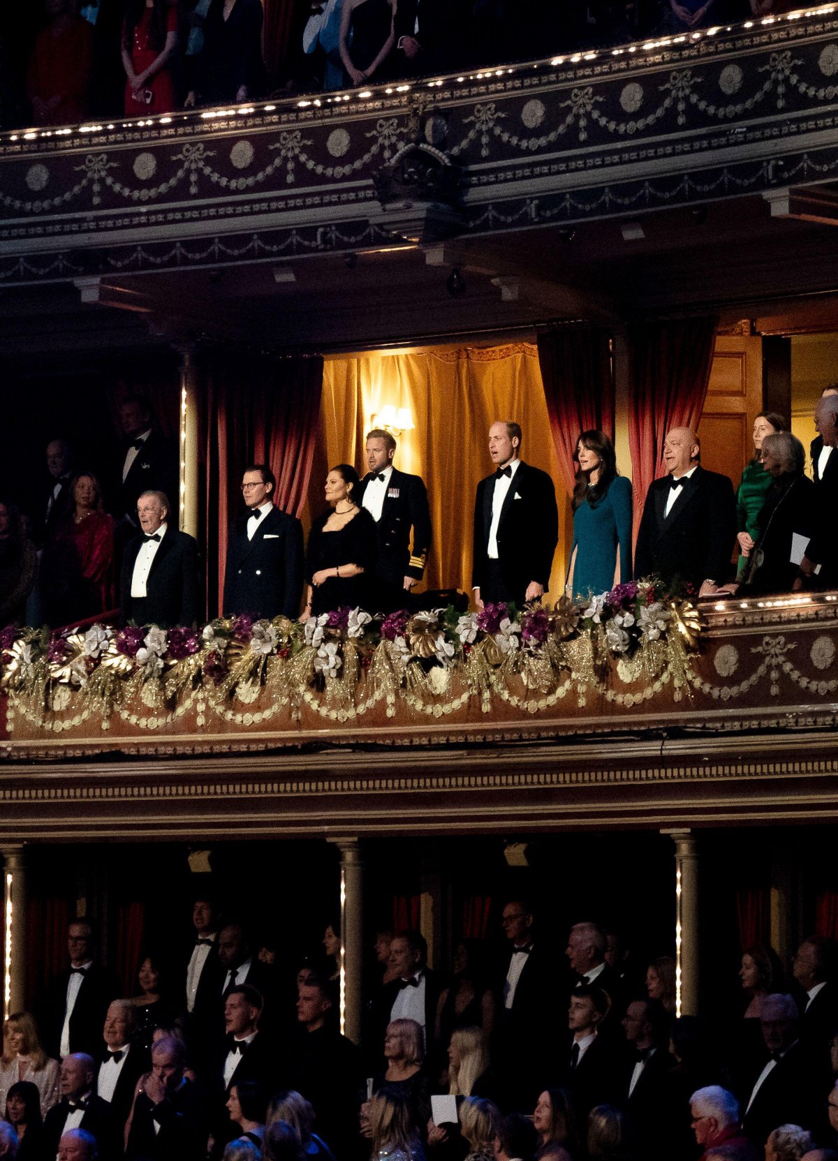 Il Principe e la Principessa di Galles, con la Principessa Ereditaria Victoria e il Principe Daniel di Svezia, partecipano alla Royal Variety Performance a Londra il 30 novembre 2023 (Aaron Chown/PA Images/Alamy)