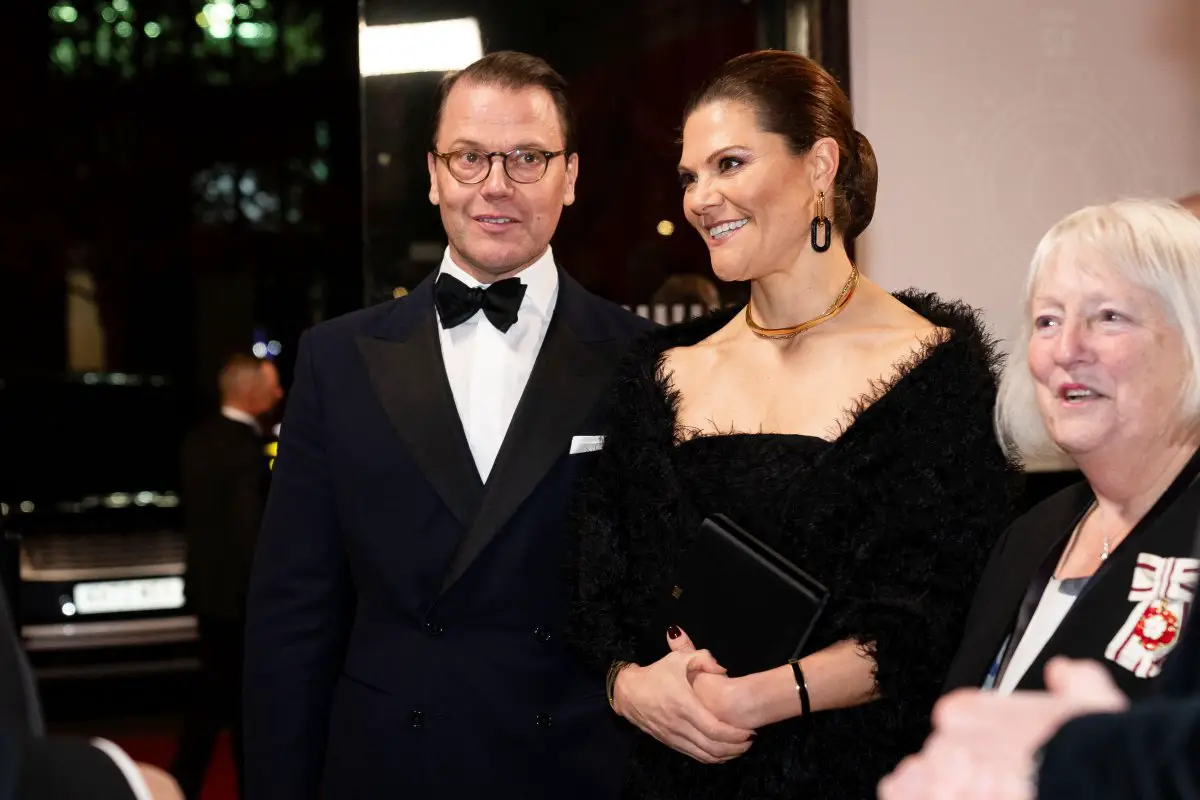 La Principessa Ereditaria Victoria e il Principe Daniel di Svezia partecipano alla Royal Variety Performance a Londra il 30 novembre 2023 (Aaron Chown/PA Images/Alamy)