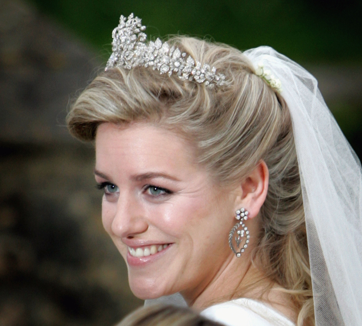 Laura Parker Bowles lascia la Chiesa di St Cyriac dopo il suo matrimonio con Harry Lopes a Lacock, Wiltshire, il 6 maggio 2006 (Chris Jackson/Getty Images)