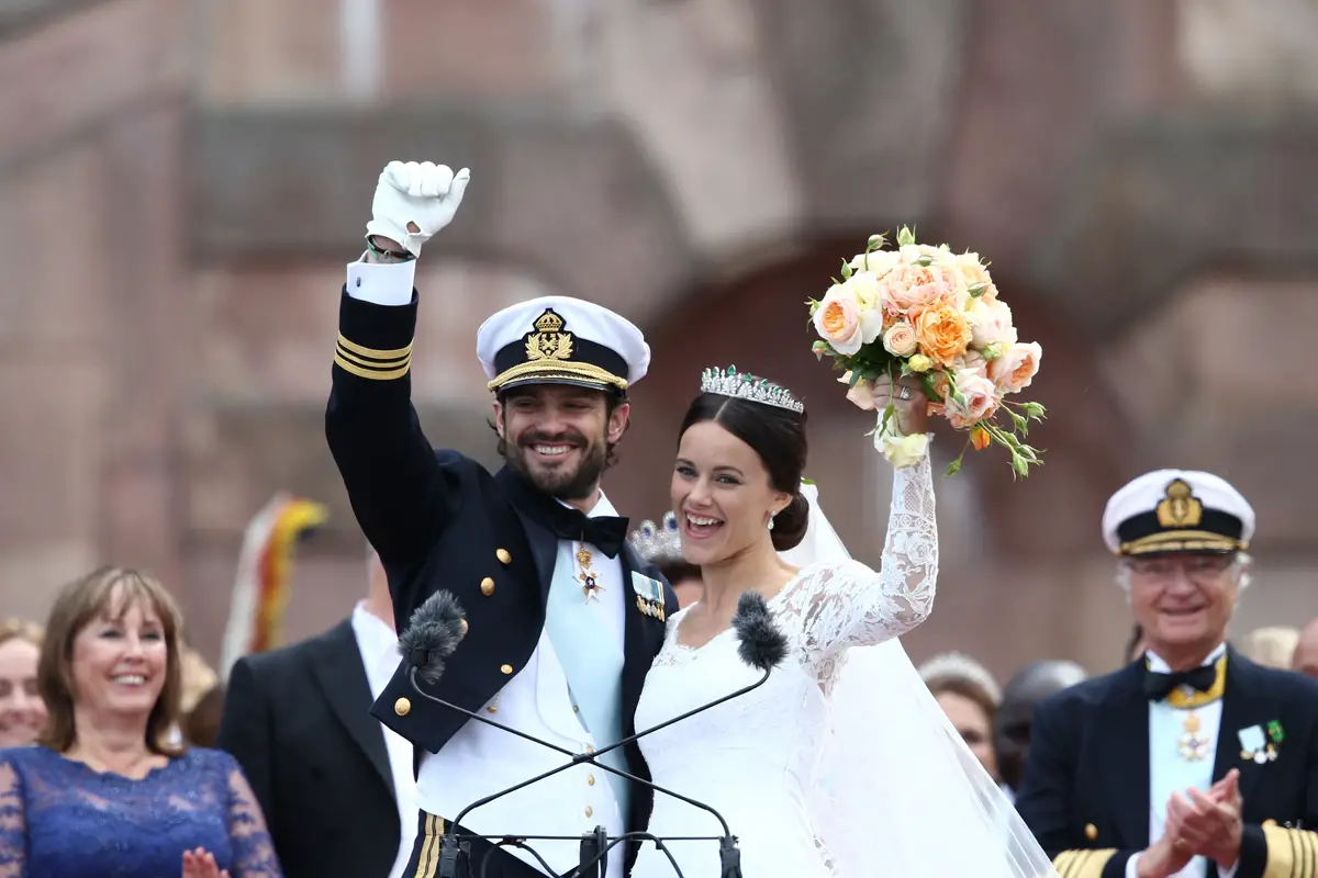 Il Principe Carl Philip e la Principessa Sofia di Svezia salutano la folla fuori dal Palazzo Reale di Stoccolma dopo il loro matrimonio il 13 giugno 2015 (Andreas Rentz/Getty Images)