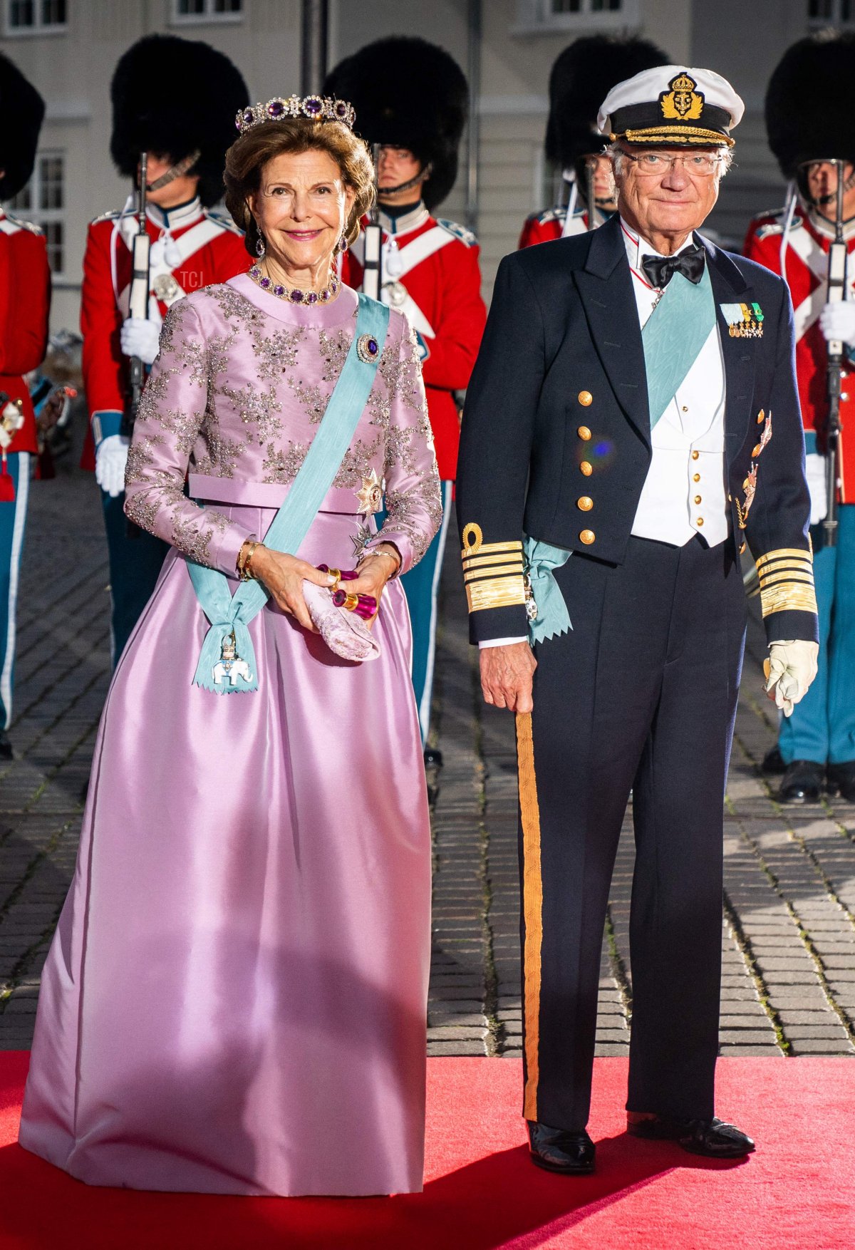 Il Re Carlo Gustavo XVI e la Regina Silvia di Svezia arrivano al Teatro Reale Danese a Copenaghen per un concerto in occasione delle celebrazioni del Giubileo d'Oro della Regina Margrethe II di Danimarca il 10 settembre 2022 (IDA MARIE ODGAARD/Ritzau Scanpix/AFP via Getty Images)