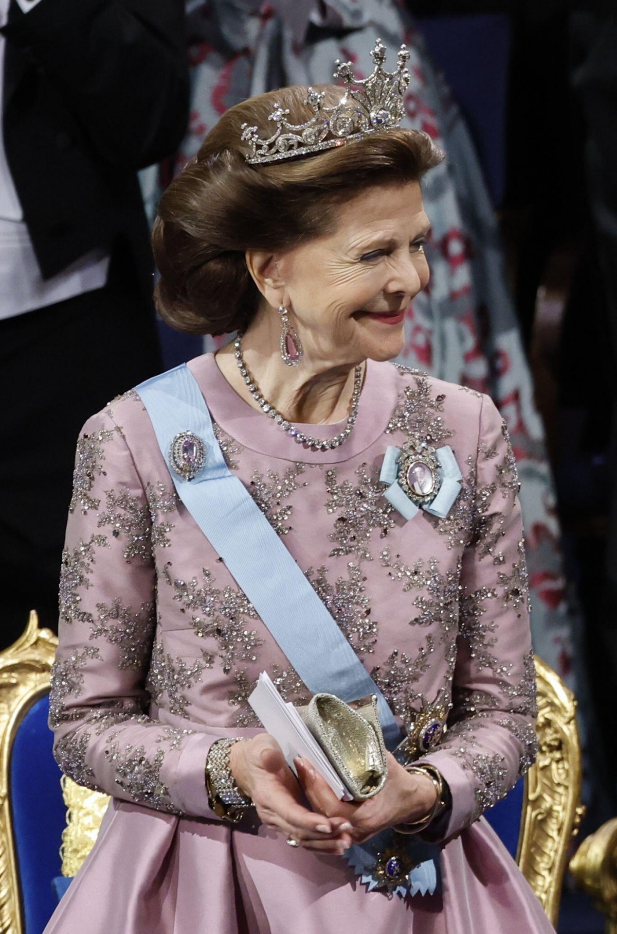 La Regina di Svezia partecipa alla cerimonia del Premio Nobel a Stoccolma il 10 dicembre 2023 (Christine Olsson/TT News Agency/Alamy)