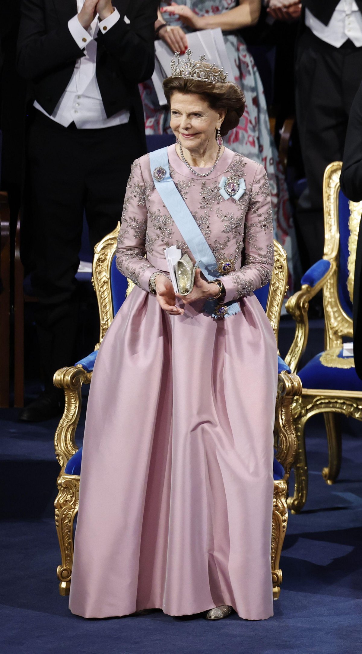 La Regina di Svezia partecipa alla cerimonia del Premio Nobel a Stoccolma il 10 dicembre 2023 (Christine Olsson/TT News Agency/Alamy)