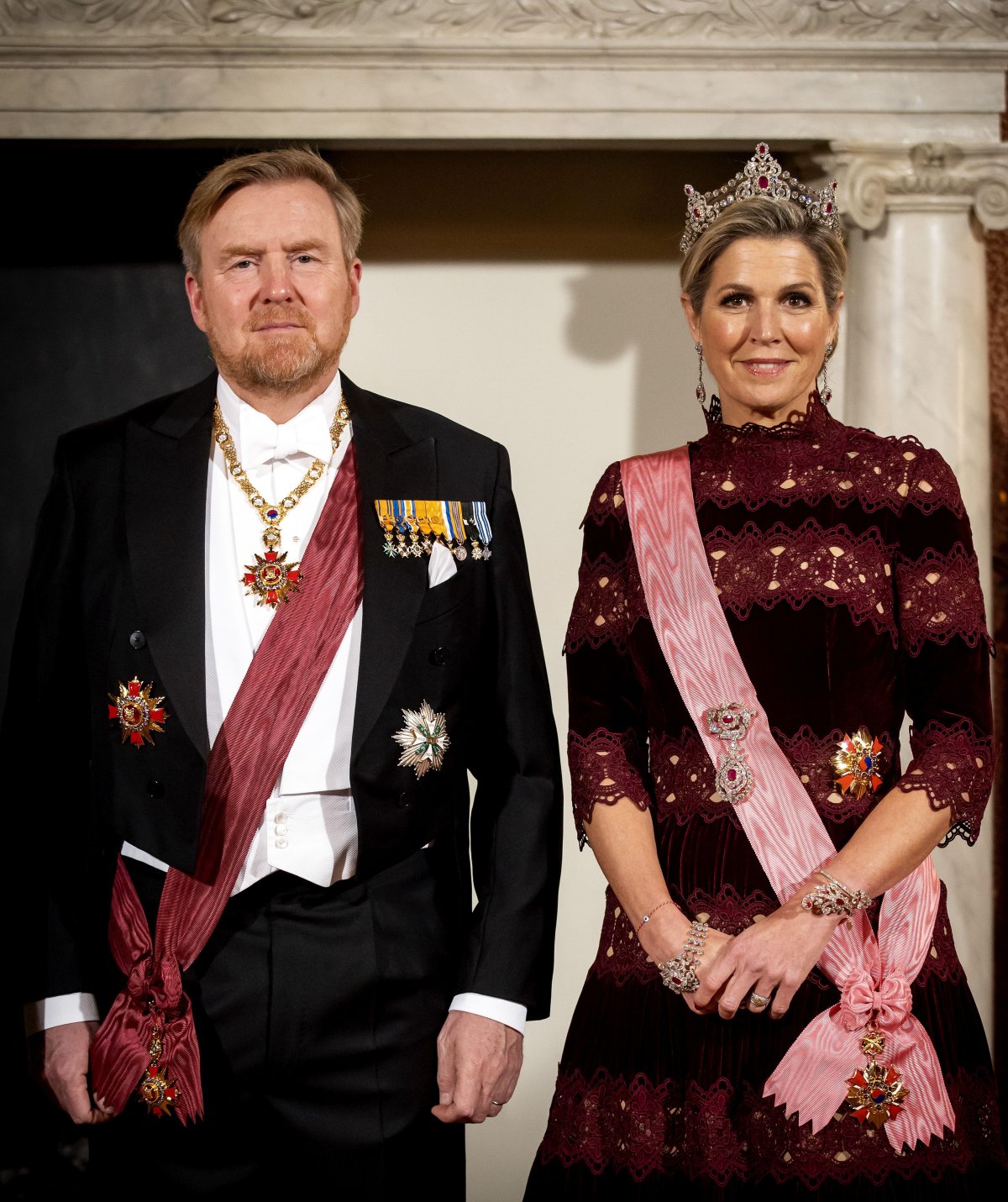 Il Re Willem-Alexander e la Regina Maxima dei Paesi Bassi partecipano a un banchetto di stato in onore del Presidente in visita della Corea del Sud al Palazzo Reale di Amsterdam il 12 dicembre 2023 (KOEN VAN WEEL/ANP/Alamy)