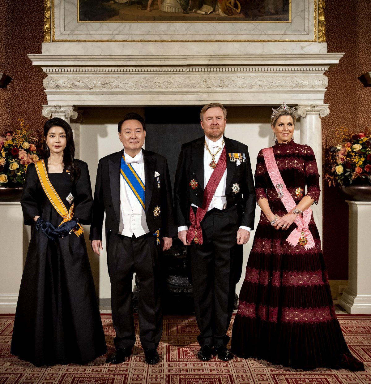 Il Re Willem-Alexander e la Regina Maxima dei Paesi Bassi, con il Presidente Yoon Suk Yeo e la First Lady Kim Keon-hee della Corea del Sud, partecipano a un banchetto di stato al Palazzo Reale di Amsterdam il 12 dicembre 2023 (KOEN VAN WEEL/ANP/Alamy)