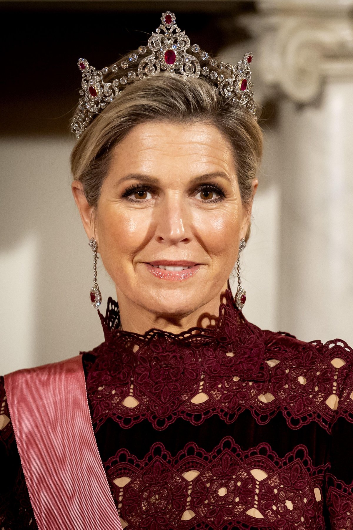 La Regina Maxima dei Paesi Bassi partecipa a un banchetto di stato in onore del Presidente in visita della Corea del Sud al Palazzo Reale di Amsterdam il 12 dicembre 2023 (KOEN VAN WEEL/ANP/Alamy)