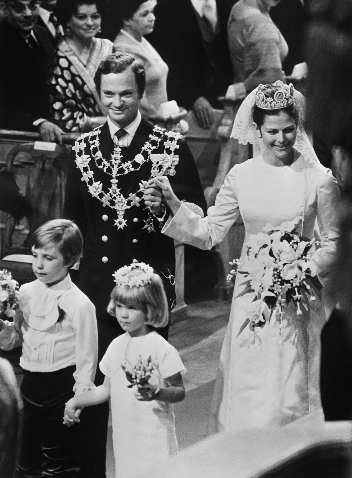 Il Re Carlo XVI Gustaf e Silvia Sommerlath sono ritratti durante il loro matrimonio reale a Stoccolma il 19 giugno 1976 (AFP via Getty Images)