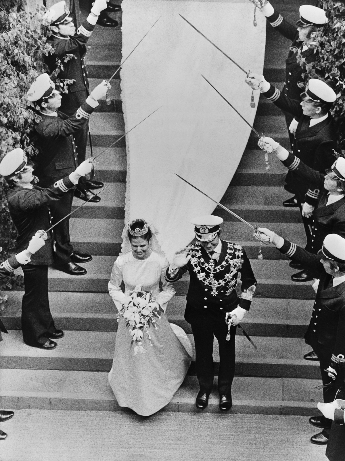 Il Re Carlo XVI Gustaf e la Regina Silvia di Svezia lasciano lo Storkyrken dopo il loro matrimonio reale a Stoccolma il 19 giugno 1976 (AFP via Getty Images)