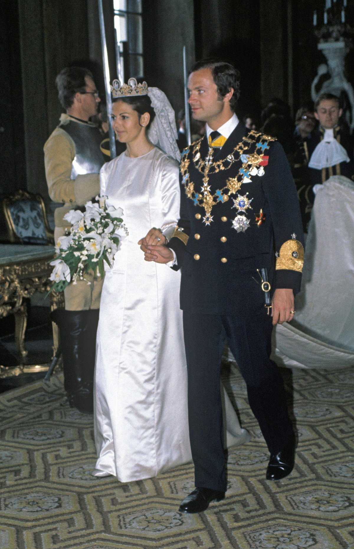 Il Re Carlo XVI Gustaf e la Regina Silvia di Svezia sono ritratti dopo il loro matrimonio reale a Stoccolma il 19 giugno 1976 (Classic Picture Library/Alamy)