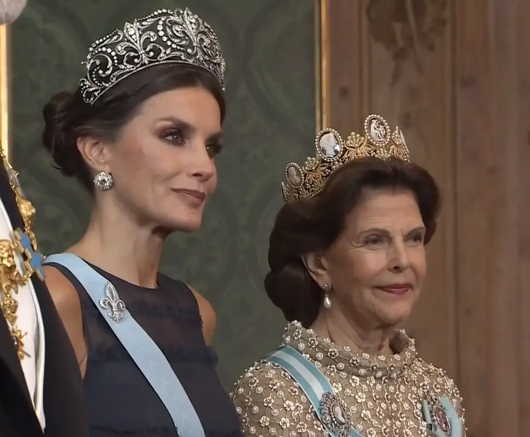 La Regina Letizia di Spagna e la Regina Silvia di Svezia partecipano a un banchetto di Stato al Palazzo Reale di Stoccolma durante la visita ufficiale spagnola in Svezia il 24 novembre 2021 (screencapture)