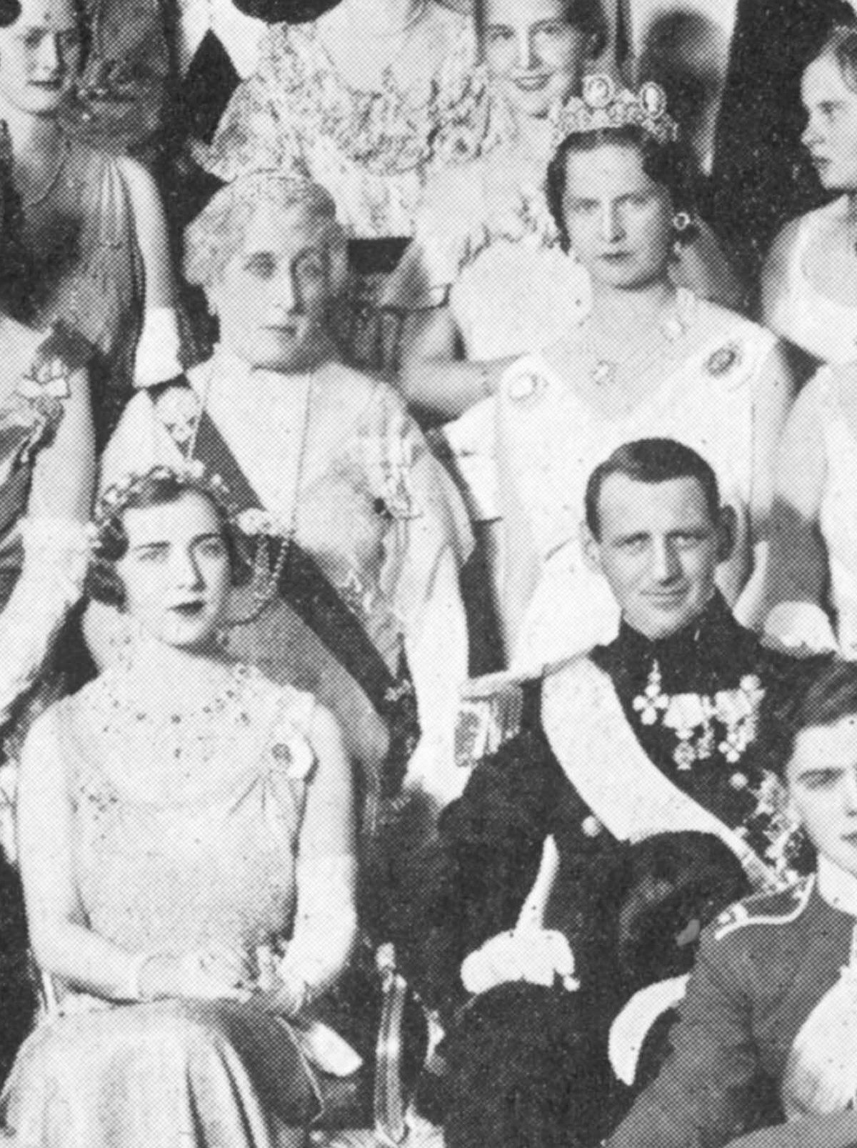 Dettaglio del ritratto di gruppo ufficiale dal gala prima delle nozze del Principe Erich di Danimarca e della Principessa Ingrid di Svezia, che mostra gli sposi con la Principessa Helena Vittoria e la Principessa Sibylla di Svezia, maggio 1935 (Chronicle/Alamy)