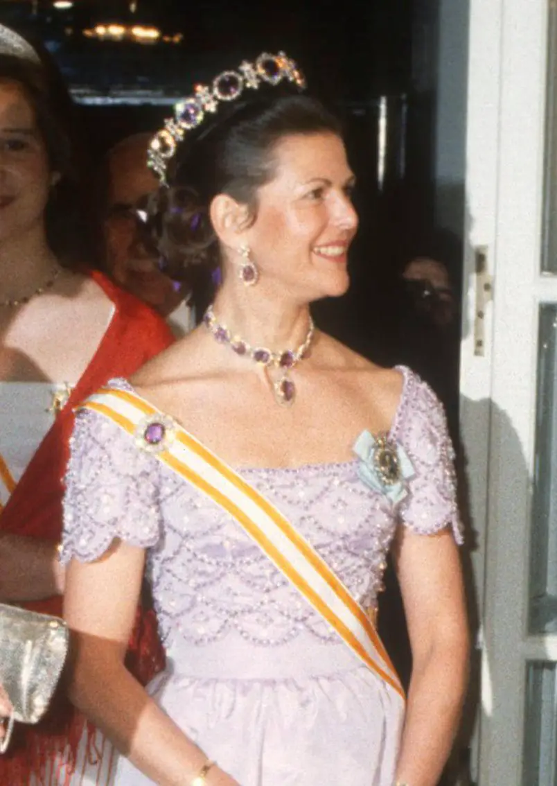 Il Re Carlo XVI Gustavo e la Regina Silvia di Svezia ospitano una cena di ritorno per il Re Juan Carlos, la Regina Sofia e l'Infanta Elena di Spagna presso l'Ambasciata Svedese a Madrid il 23 marzo 1983 (Roger Tillberg/Alamy)