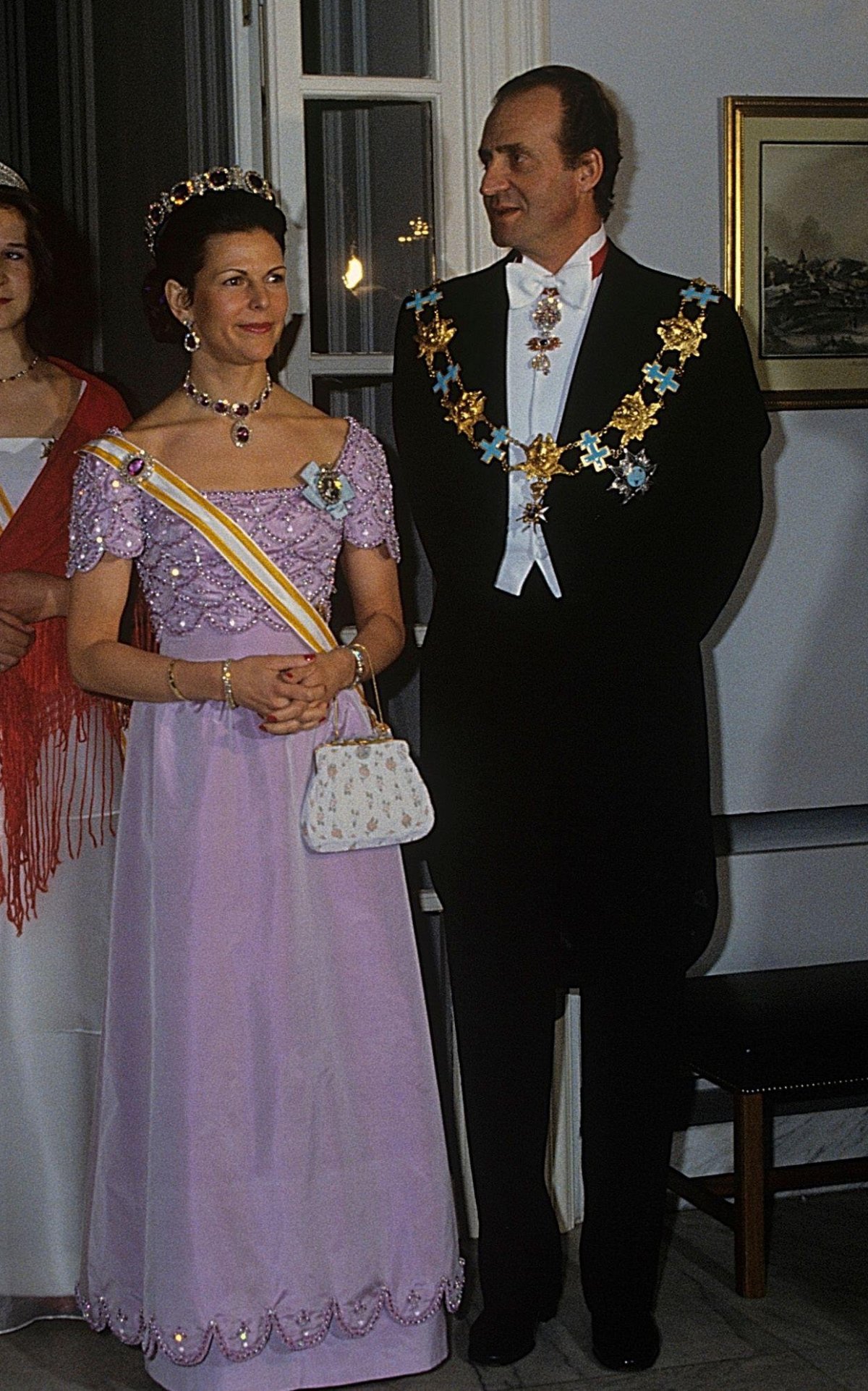 Il Re Carlo XVI Gustavo e la Regina Silvia di Svezia ospitano una cena di ritorno per il Re Juan Carlos, la Regina Sofia e l'Infanta Elena di Spagna presso l'Ambasciata Svedese a Madrid il 23 marzo 1983 (Classic Picture Library/Alamy)